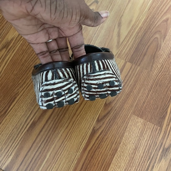 TORY BURCH Brown Ivory Zebra Stripe Loafer Moccasin Flats Gold Logo - US… - Picture 8 of 9